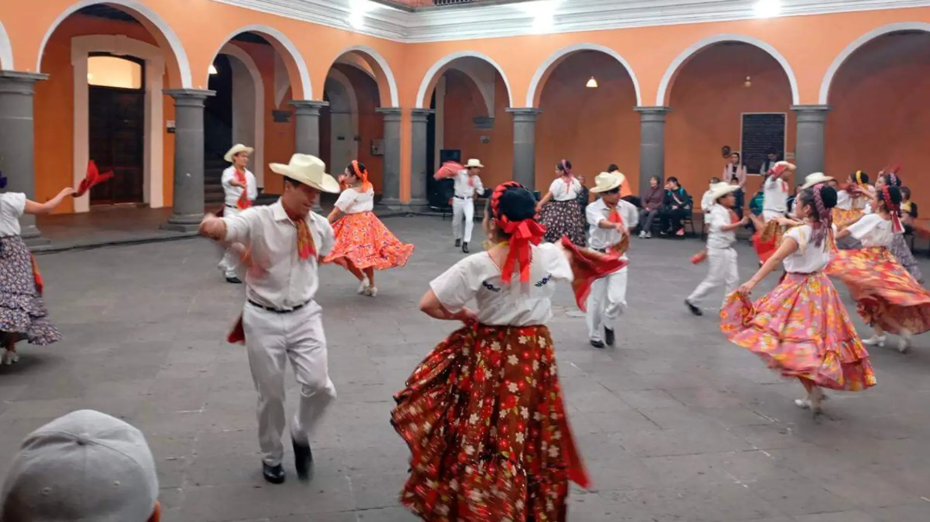 actividades culturales en Puebla, personas en danza